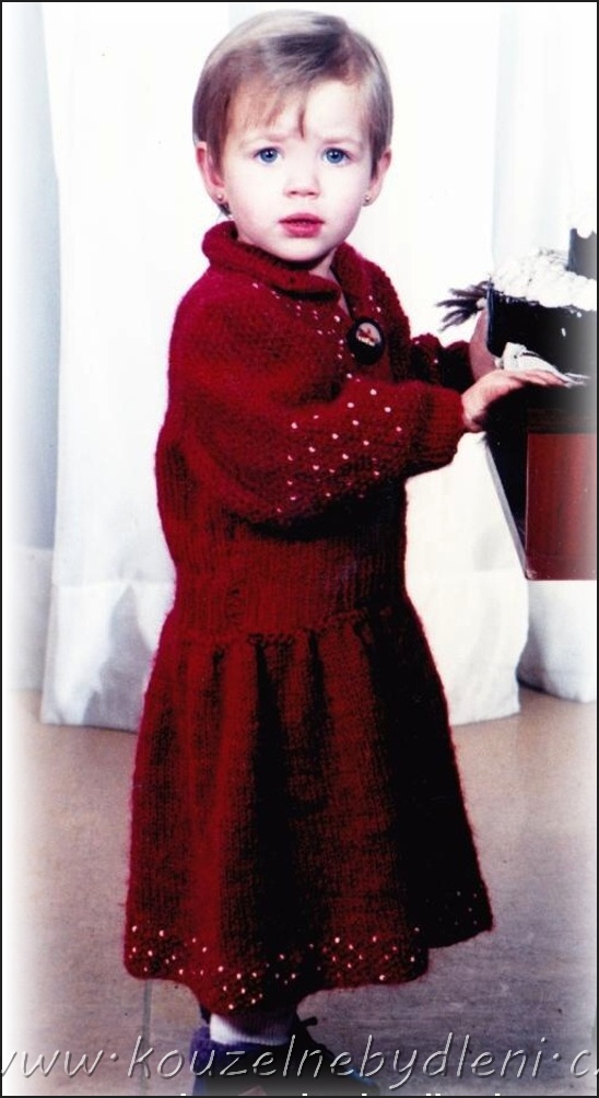 Malá holčička v červených pletených šatech