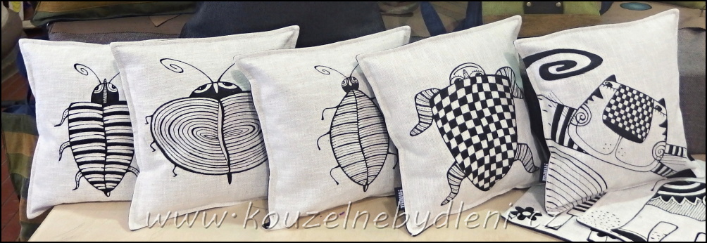 Pohodu a příjemnou domácí atmosféru může navodit třeba jen několik barevných polštářů