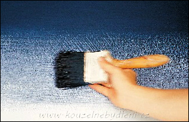  Jednou ze zajímavých dekoračních technik úpravy stěn je stírání.