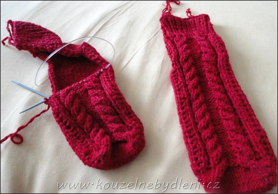 Splétaný copánkový vzor pleteme tak, že dvě (nebo tři) oka stáhneme na převáděcí jehlici.