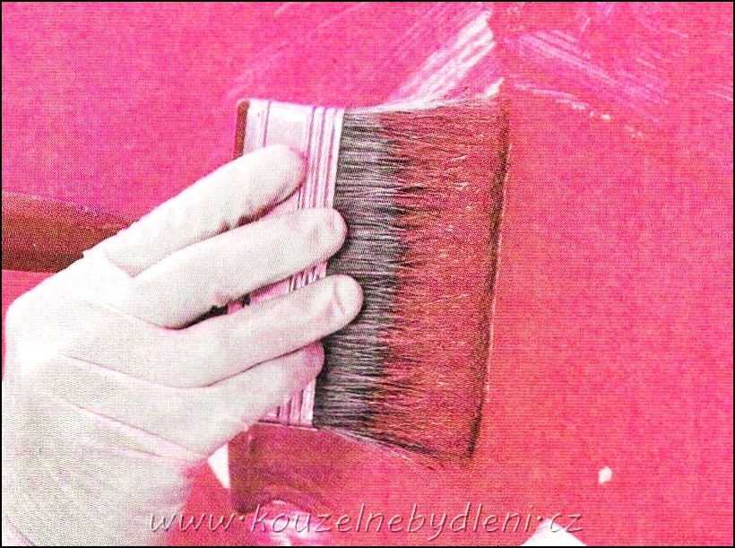 technika fólií je využívání efektu potravinářské fólie, kterou vtiskneme do ještě mokrého nátěru na stěně